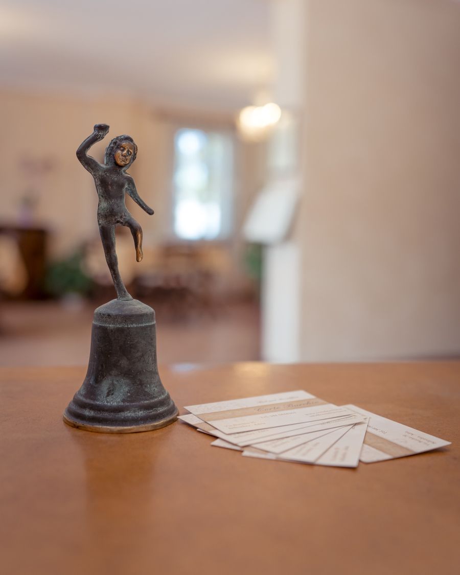 La campanella in bronzo sulla scrivania dell'accoglienza