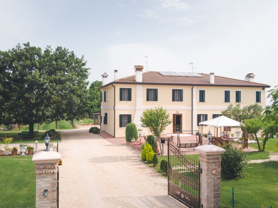La casa dell'AgriB&B con il viale d'ingresso