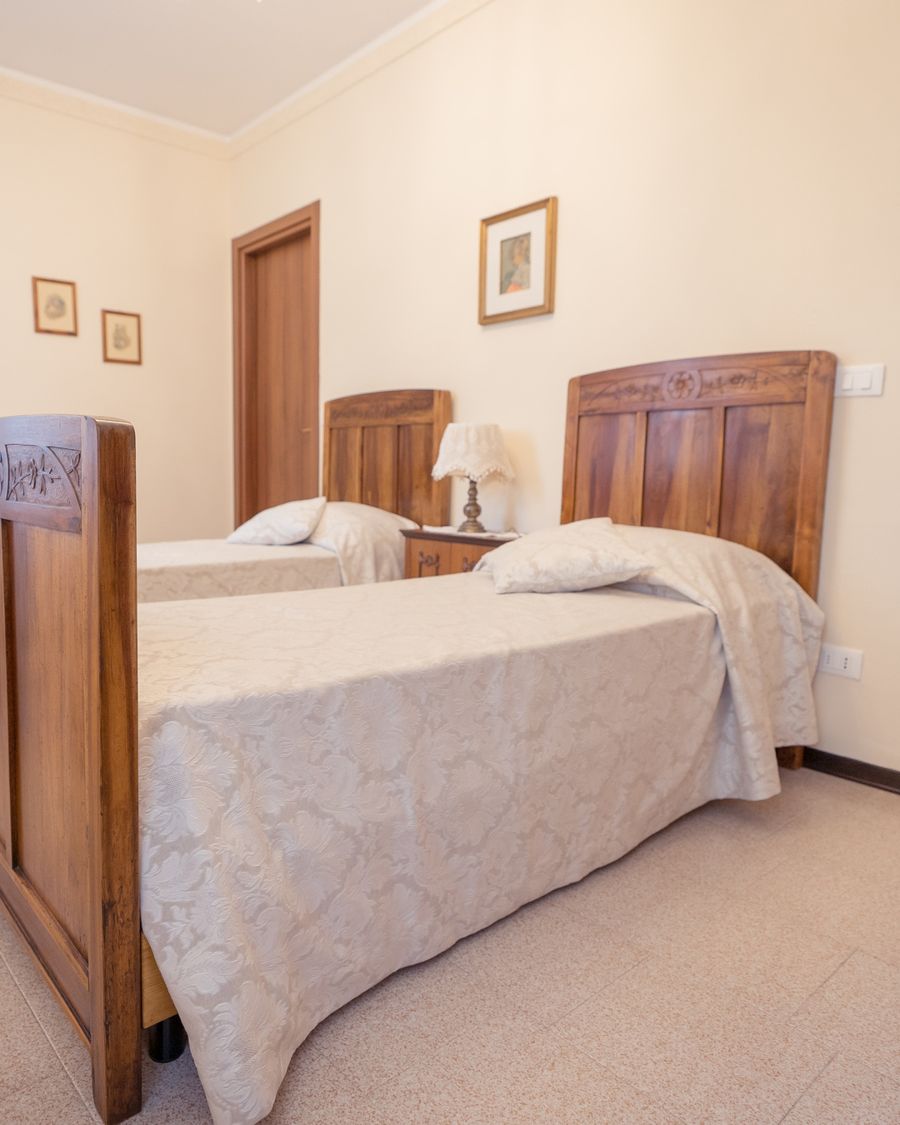 Camera I Putei con due letti singoli in legno
