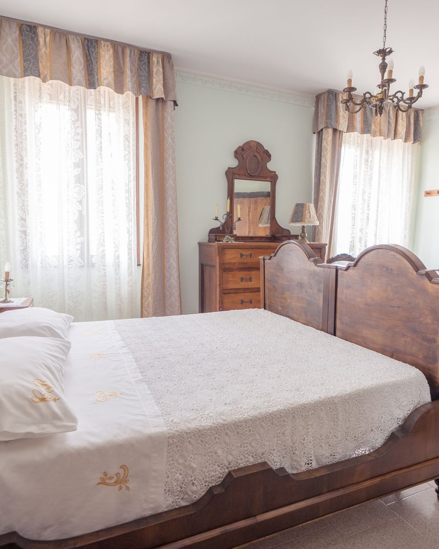 Camera I Spusi con letto matrimoniale in legno, cassettone con specchiera e un letto singolo