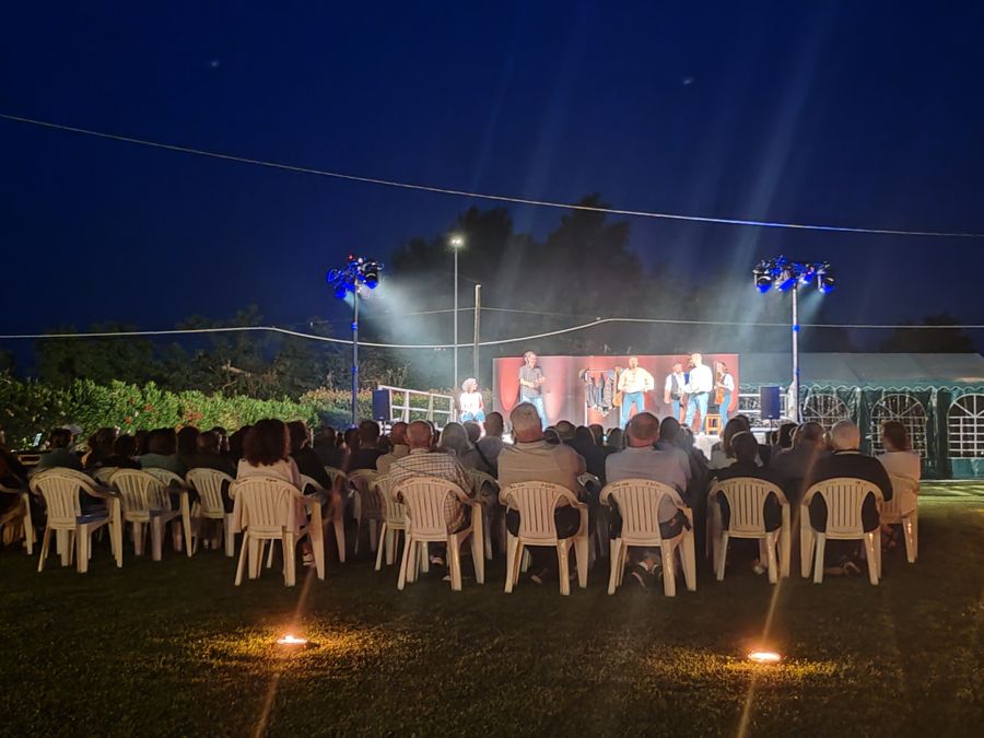 Una serata di festa all'aperto in corte