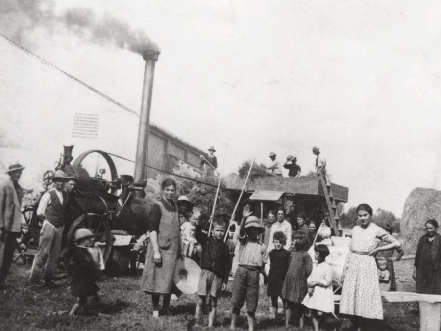 Foto d'epoca della trebbiatura in corte