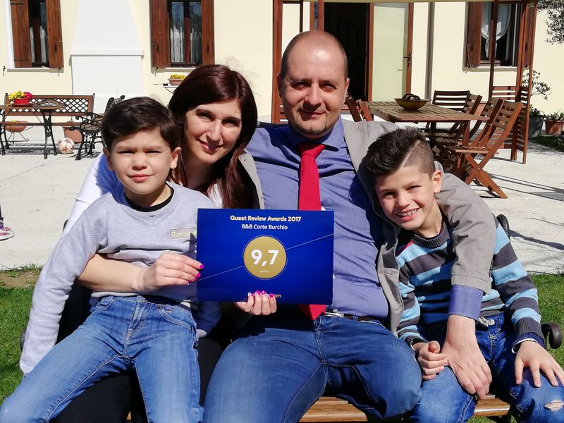Michele e Ilaria con i figli davanti al B&B
